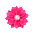 Détail de l'élastique à cheveux fleur en ruban rose avec centre décoratif en perle - Rouge Rose (13)