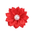 Vue détaillée de la fleur en ruban de satin rouge fait main avec perle blanche centrale - Rouge (14)