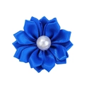 Gros plan détaillé d'une fleur en satin bleu avec une perle blanche centrale et soie - Bleu Azur (17)