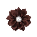 Gros plan d'une fleur faite main en ruban de satin marron foncé avec une perle blanche centrale - Café (19)