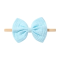 Detailansicht der hellblauen Mull-Schleife auf dem elastischen Nylon-Baby-Stirnband - Farbe 17