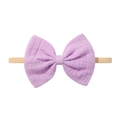 Detailansicht des lila Schleifen-Stirnbands mit elastischem Nylonband und Crinkle-Textur - Farbe 25