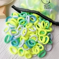 Elastische nahtlose Haargummis in Neongrün, Gelb und Blau mit mattiertem Reißverschlussbeutel - 20er Set / Mehrfarbig Gemischt