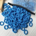 Blaue elastische Haargummis aus Nylon im Set mit mattiertem Beutel und Design - 100er Pack / Blau