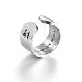 Hip-Hop Titanstahl Ring mit gebürsteter Metalltextur und eingravierten Zahlen 41 und 1314 - US 9 / Silber