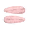 Dettaglio di due fermagli per capelli a goccia in maglia rosa con trama intrecciata - Rosa