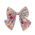 Dettaglio del fermaglio a fiocco floreale con motivi primaverili colorati in cotone - Stile Floreale Multicolore (1)