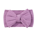 Detail eines lila Baby-Stirnbandes mit Zopfmuster und einer großen dekorativen Schleife - Lila (5)