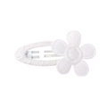 Gros plan sur la barrette marguerite brodée blanche avec texture de tissu premium - Style 1