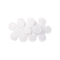 Gros plan détaillé montrant les pétales brodés blancs et la texture textile de la pince - Style Fleur Blanche (1)