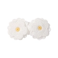 Detaillierte Makroansicht handgefertigter Häkel-Haarclips mit weicher Wolltextur-Blumen - Doppelblumen Stil / Weiß