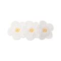Dettaglio di tre mollette per capelli a fiore di frangipane all'uncinetto con petali bianchi - Stile Tre Fiori(2)