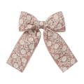 Vue détaillée de la broderie florale sur la pince à cheveux rose faite à la main - Rose Poudré (16)