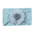 Dettaglio della fascia per neonati in nylon azzurro con decorazione floreale a strati - Celeste (100)