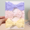 Set di tre fasce per neonati con fiocchi in maglia e stampe floreali a margherita su scheda - Viola Stampa Margherite Giallo Chiaro (2)