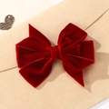 Détail d'une pince à cheveux avec nœud en velours fait main en tissu rouge luxe - Rouge