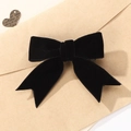 Barrette à cheveux classique en velours noir avec un design élégant de queue d'aronde - Noir