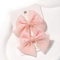 Détail de pinces à cheveux à nœuds en résille rose sur carte faite main pour fillettes - Rose