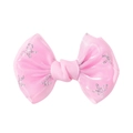 Détail d'un nœud papillon rose avec des motifs argentés et texture en tissu pailleté - Rose rouge