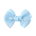 Vue macro détaillée de la pince à cheveux à double nœud en satin et organza bleu clair - Bleu clair