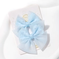 Détail de barrettes à nœuds en résille bleu clair faites à la main sur carte blanche - Bleu Clair