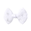 Détail du nœud papillon blanc en satin à double couche avec des motifs pailletés argentés - Blanc