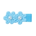 Fermaglio per capelli con fiori in tessuto azzurro per bambini e due perle decorative - Celeste