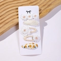 Dettaglio del set da 5 pezzi di mollette floreali ricamate per bambini su carta - Set Ricamo Margherita Giallo Bianco (5D)