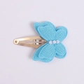 Pinza de mariposa azul claro hecha a mano con perlas y clip dorado para niñas - Azul claro