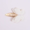 Pinza para el pelo de mariposa hecha a mano con tela blanca y detalle de tres perlas - Blanco puro