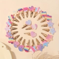 Nahaufnahme von 24 Glitzer-Haarspangen in Stern- und Herzform mit Regenbogen-Farbverlauf - Gemischte Stile (24B)