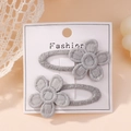 Lot de deux barrettes à fleurs de marguerite brodées grises sur carte de présentation - Gris (2A-1)