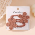 Lot de deux barrettes à fleurs de marguerites brodées rose poudré pour filles sur carte - Vieux Rose (2A-8)