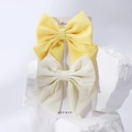 Lot de deux barrettes à nœuds en tissu jaune et blanc crème sur carte de présentation - Pinces à Cheveux Nœud (FJ396-2M) / Jaune Vif et Blanc Crème