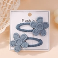 Schattige set van twee grijsblauwe geborduurde bloemen haarspelden op een witte kaart - Stofblauw (2A-2)