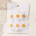 Set van twee witte madeliefje geborduurde haarspelden met geel hart op displaykaart - Geel en Witte Drie Bloemen Borduurwerk (2A-6)