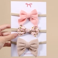 Detailansicht der drei Baby-Stirnbänder mit Kord-, Blumen- und Filzschleifen-Textur - Stil 3B