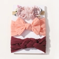 Détail de trois bandeaux bébé en nylon souple avec fleurs en tissu et nœuds sur carte - Ensemble Rose Bordeaux (3C)