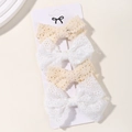 Detail von vierteiligen Spitzen-Schleifen-Haarspangen in Weiß und Beige auf Display - 4L Kombi