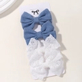 Detailansicht der Kinder-Haarspangen-Set mit Denim- und Spitzenbögen auf einer Karte - 4o Kombi