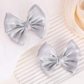 Set de dos pinzas para el cabello con lazo de satén plateado brillante para niña - Juego de 2 Piezas / Plateado (2A-12)