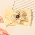 Détail du bandeau élastique jaune en nylon avec une fleur en tissu à carreaux jaune et blanc - Jaune clair (46)