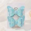 Paire de barrettes papillon en dentelle bleu clair avec paillettes sur carte - Bleu clair