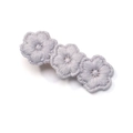 Fermaglio per capelli con tre margherite ricamate in design floreale viola chiaro - Stile Multi-Fiori (5882732141885) / Viola Chiaro