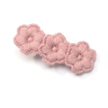Handgemaakte roze gehaakte bloem haarclip met drie gebreide bloemen voor leuk kapsel - Multi-Bloemen Stijl (5882732141887) / Roze