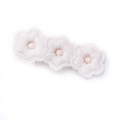 Fermagli per capelli a fiori bianchi all'uncinetto fatti a mano con centri dorati su bianco - Stile Multi-Fiori (5882732141889) / Bianco