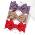 Set di 3 fasce per neonati con fiocchi in maglia a coste viola, marrone e rosso - Viola + Marrone Chiaro + Rosso Brillante (FD3571-3AK)