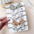 Set mit fünf Baby-Haarbändern aus Nylon mit Blumenstickerei und großen Schleifen - Mehrfarbige Kombination (5E)