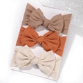 Set di 3 fasce per neonati in maglia a coste con grandi fiocchi in toni terra su carta - Caramello-Rosso Ruggine-Bianco Crema (3W) / Set di 3 pezzi