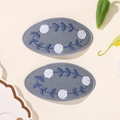 Set di due fermagli ovali grigi con ricami floreali bianchi per bambine - Grigio Bianco Fiore Blu (3)